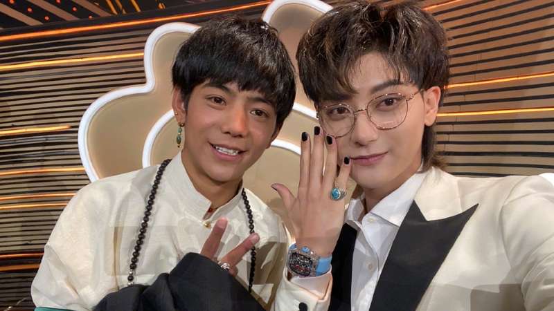 huang zitao ding zhen - Bak Dilamar, Huang Zitao Pamerkan Cincin Pemberian Ding Zhen huang zitao ding zhen
