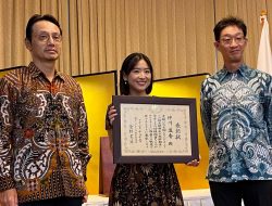 Nakagawa Haruka eks JKT48 Team J Menerima Penghargaan dari Balai Umum Luar Negeri