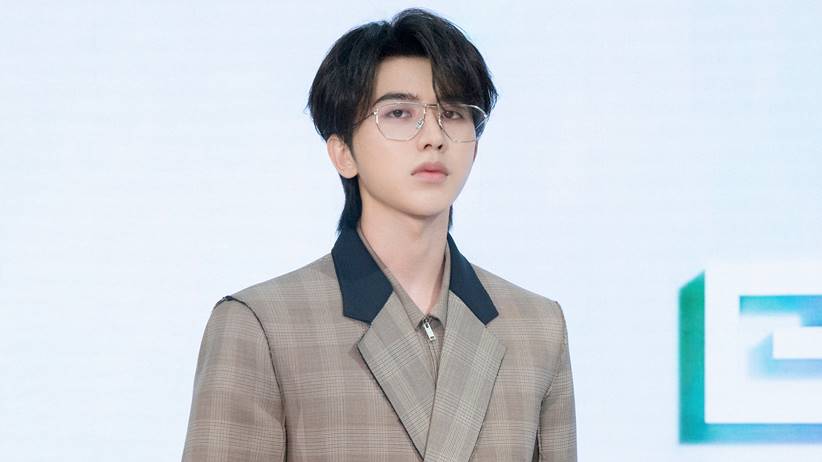cai xukun with glasses
