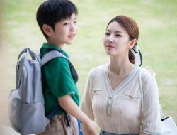 Zhang Yuqi Terkesan dengan Perannya sebagai Sosok Ibu dalam Drama ‘Mom Wow’