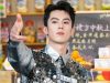 Dylan Wang Jadi Sorotan Netizen Perihal Kaos Kakinya