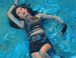 Shen Mengyao SNH48 Lawan Aura Kegelapan dalam MV Debut Solo ‘Flash On’