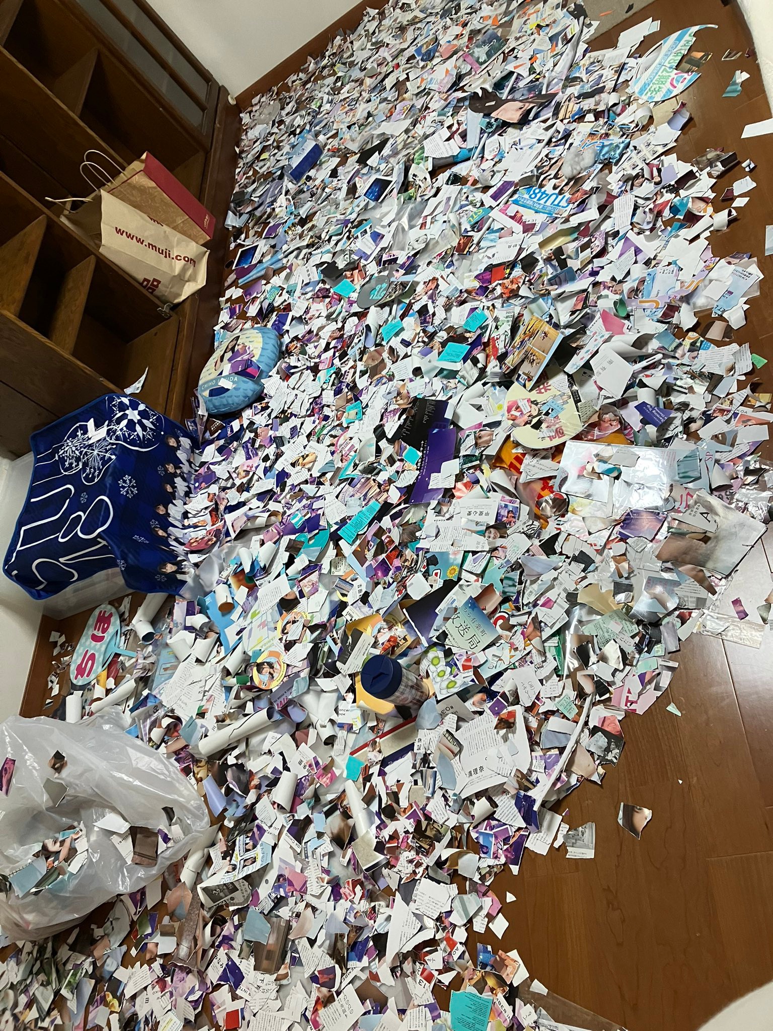 20230108 070616 - Kecewa Dengan AKB48, Fans Sepuh ini Hancurkan Semua Merchandise Official 20230108 070616