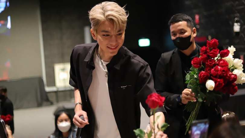 Romantis, Bright Norraphat Beri Bunga Mawar untuk Penggemar saat Acara Fansign