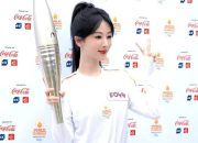 Potret Cantik Yang Zi saat Jadi Pembawa Obor Olimpiade Paris 2024