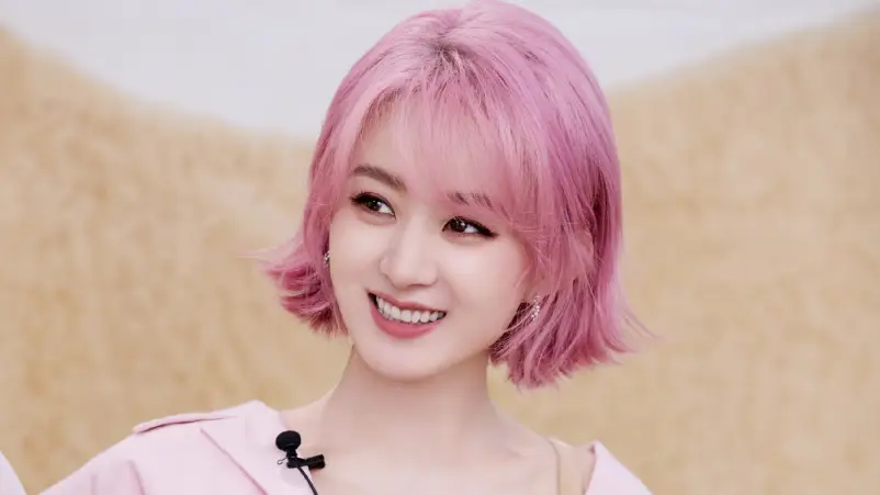 Zhao Liying Ubah Warna Rambutnya Jadi Merah Muda, Begini Alasannya!