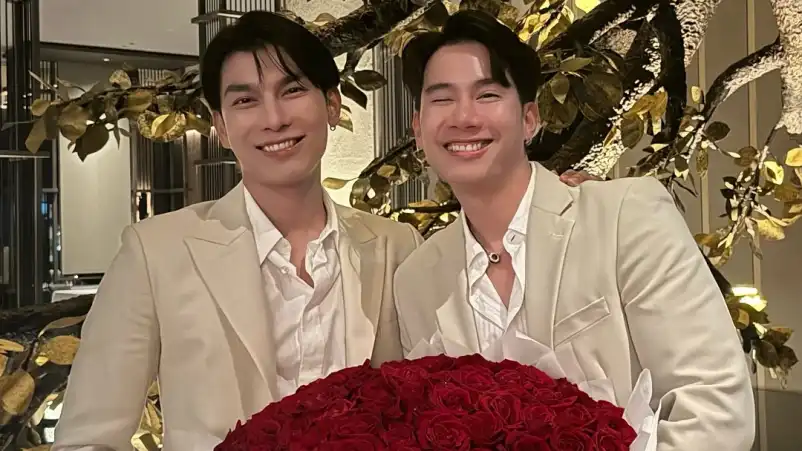 Mew Suppasit Rayakan 3 Tahun Cinta dengan Tul Pakorn Bawa 99 Mawar Merah Romantis - Mew Suppasit Surprises Tul Pakorn with 99 Red Roses to Celebrate 3rd Anniversary Mew Suppasit Rayakan 3 Tahun Cinta dengan Tul Pakorn, Bawa 99 Mawar Merah Romantis