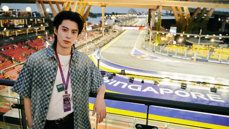 Aktor Dylan Wang Curi Perhatian saat Nonton F1 Singapura