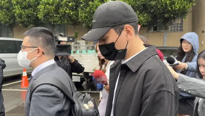 Darren Wang Akui Tuduhan Pemalsuan Dokumen untuk Hindari Wamil dalam Sidang Terbaru - Darren Wang Akui Tuduhan Pemalsuan Dokumen untuk Hindari Wamil dalam Sidang Terbaru Darren Wang Akui Tuduhan Pemalsuan Dokumen untuk Hindari Wamil dalam Sidang Terbaru