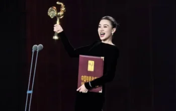 Song Jia Bawa Pulang Trofi Aktris Terbaik di Golden Rooster Awards 2025