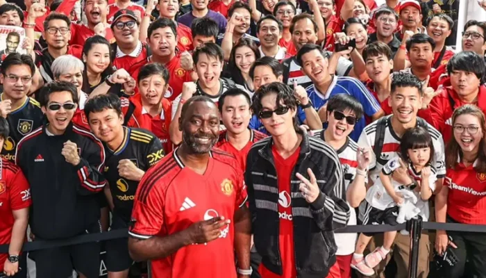 Bright Vachirawit Hadiri Acara Spesial Manchester United di Thailand Bareng Andy Cole