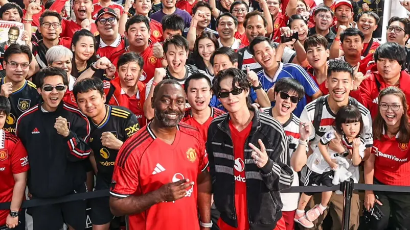 Bright Vachirawit Hadiri Acara Spesial Manchester United di Thailand Bareng Andy Cole