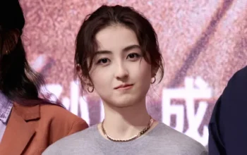 Zhang Zifeng Puji Bakat Akting dan Sikap Hangat Mark Chao di Lokasi Syuting Loving Strangers - Zhang Zifeng Puji Bakat Akting dan Sikap Hangat Mark Chao di Lokasi Syuting Loving Strangers Zhang Zifeng Puji Bakat Akting dan Sikap Hangat Mark Chao di Lokasi Syuting Loving Strangers