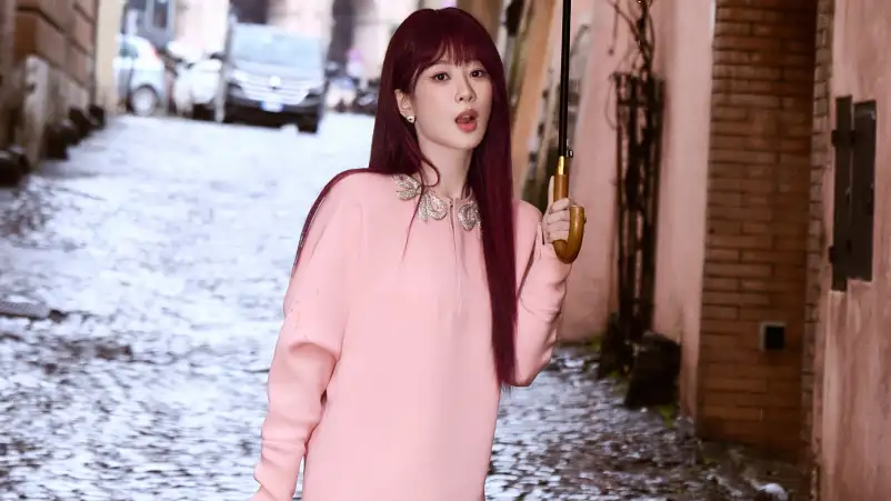Heboh Yang Zi Jadi Sorotan Usai Ganti Rambut Merah di Roma Fashion Week