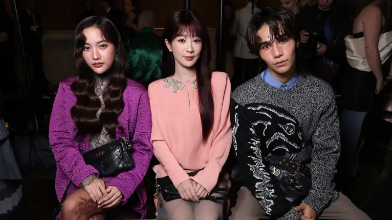 Interaksi Yang Zi dengan Freen Sarocha dan Jeff Satur di Valentino Show Bikin Fans Heboh - Rome Fashion Week Goes Viral as Yang Zi, Freen Sarocha and Jeff Satur Share Sweet Moments at Valentino Show Interaksi Yang Zi dengan Freen Sarocha dan Jeff Satur di Valentino Show Bikin Fans Heboh