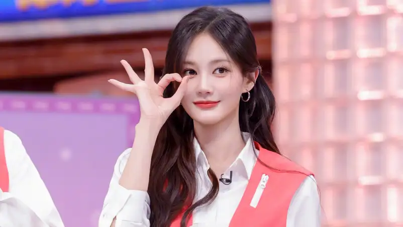 Aktris Li Yitong Dilarikan ke IGD Usai Mendadak Sakit - Li Yitong Rushed to ER After Sudden Illness, Filming Schedule Suspended Aktris Li Yitong Dilarikan ke IGD Usai Mendadak Sakit