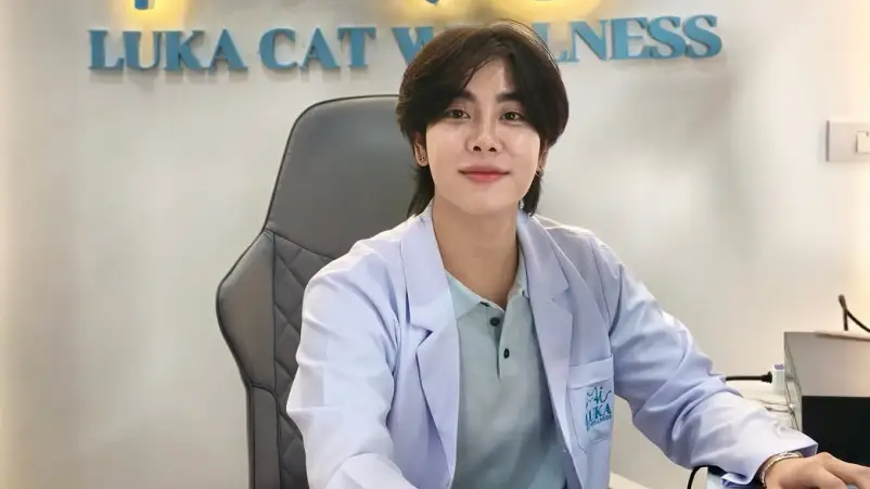 Selain Aktor, Mix Sahaphap Punya Profesi Sampingan Jadi Dokter Hewan