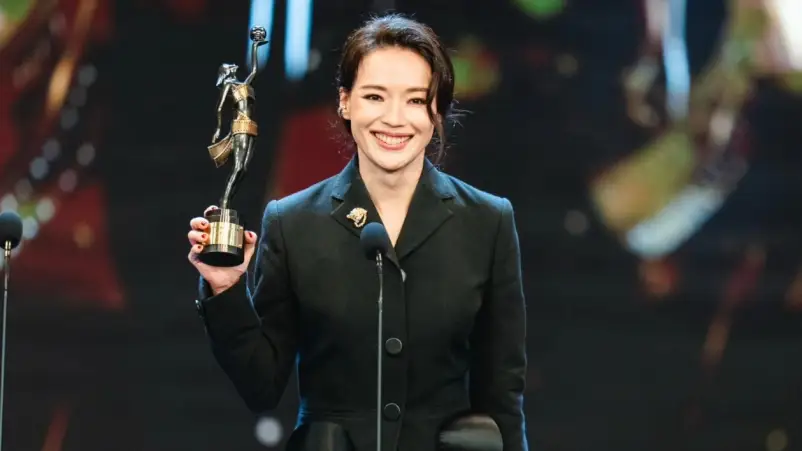 Shu Qi Raih Penghargaan Sutradara Pendatang Baru Terbaik di Hong Kong Film Awards ke 44 - Shu Qi Raih Penghargaan Sutradara Pendatang Baru Terbaik di Hong Kong Film Awards ke-44 Shu Qi Raih Penghargaan Sutradara Pendatang Baru Terbaik di Hong Kong Film Awards ke-44