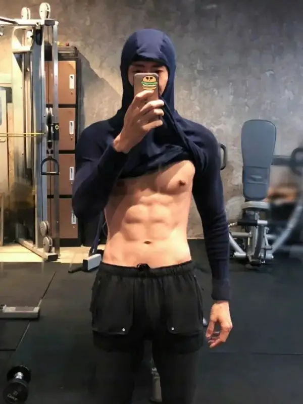9 Foto Mirror Selfie Aktor China Pamer Perut Sixpack - Eric Yang