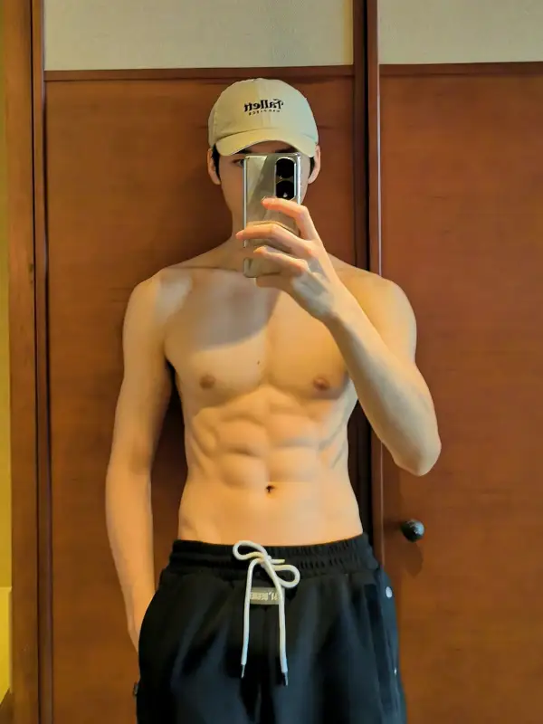 9 Foto Mirror Selfie Aktor China Pamer Perut Sixpack - Gong Jun