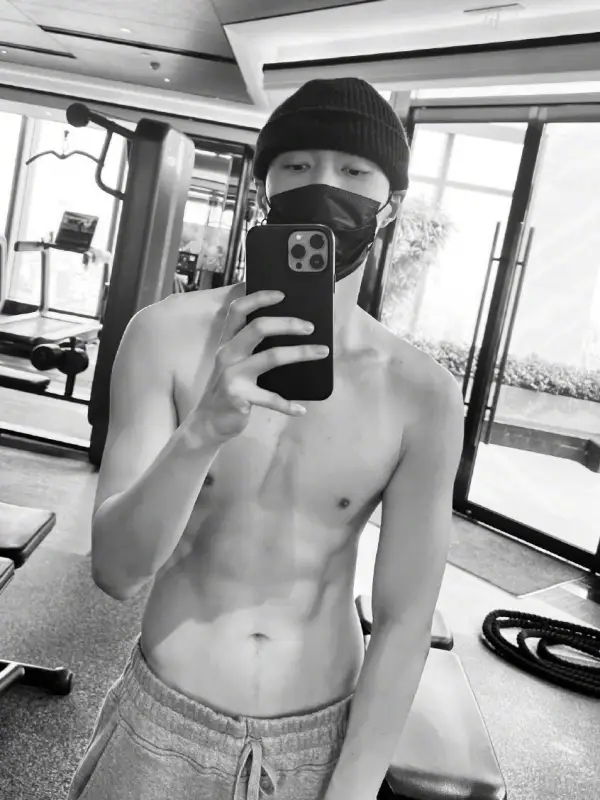 9 Foto Mirror Selfie Aktor China Pamer Perut Sixpack - Lay Zhang