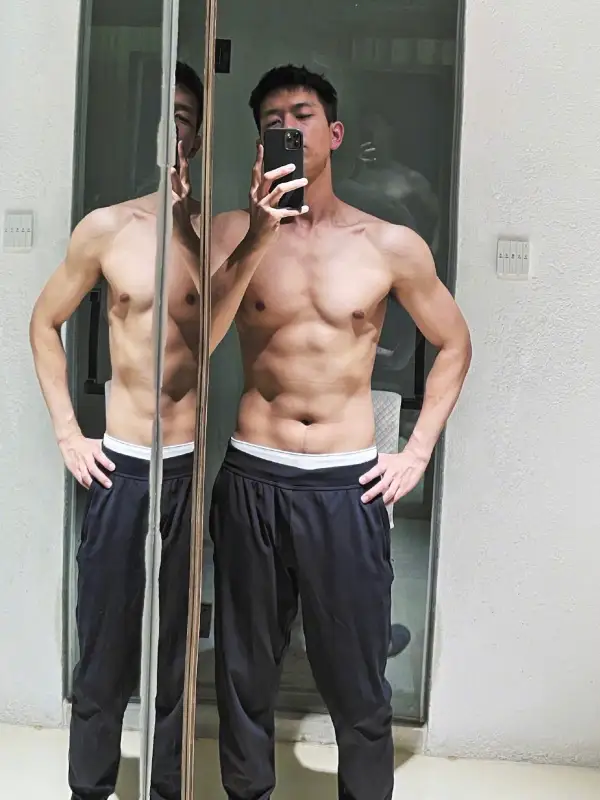 9 Foto Mirror Selfie Aktor China Pamer Perut Sixpack - Li Xian