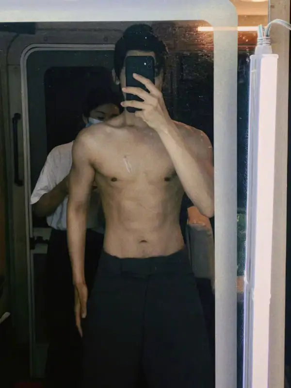 9 Foto Mirror Selfie Aktor China Pamer Perut Sixpack - Neo Hou