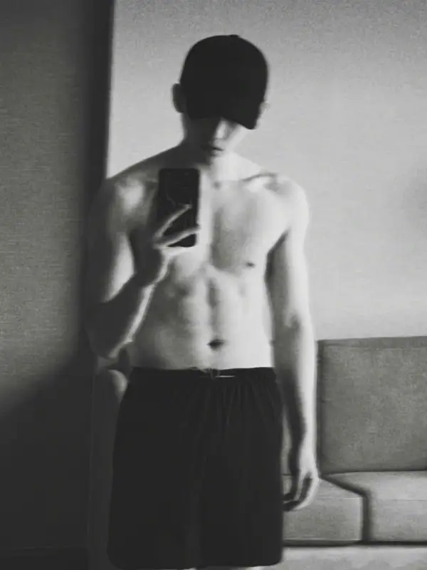 9 Foto Mirror Selfie Aktor China Pamer Perut Sixpack - Wang Anyu