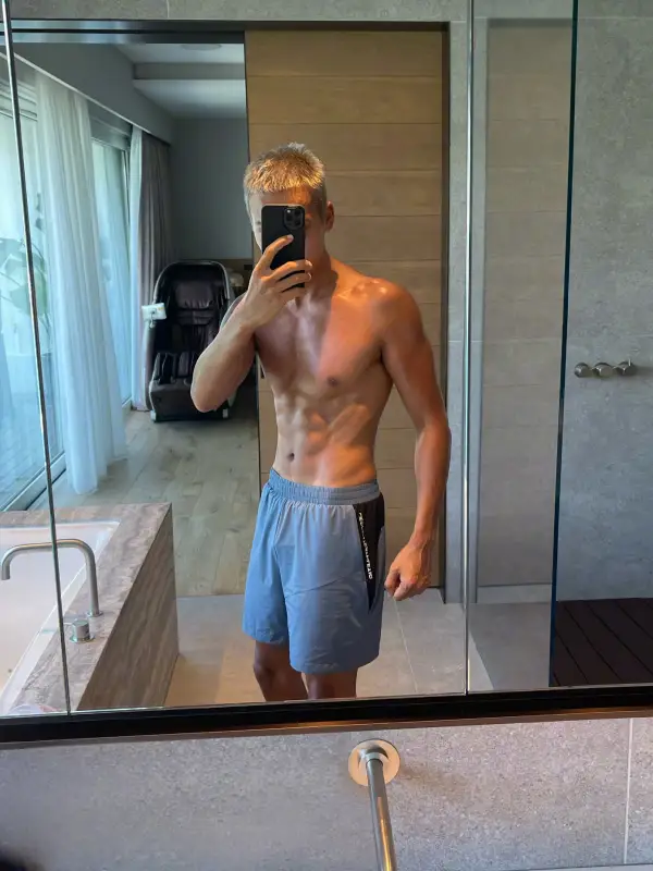 9 Foto Mirror Selfie Aktor China Pamer Perut Sixpack - Li Xian
