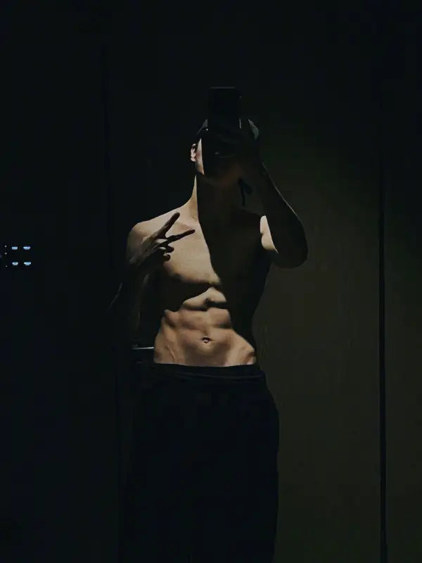 9 Foto Mirror Selfie Aktor China Pamer Perut Sixpack - Xu Kai