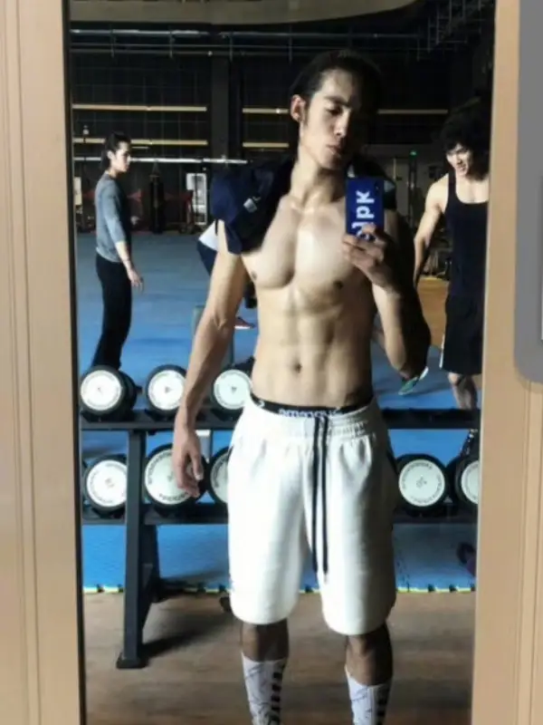 9 Foto Mirror Selfie Aktor China Pamer Perut Sixpack - Yu Shi
