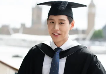 Billkin Putthipong Rayakan Wisuda Lulus S2 dari University College London