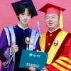 He Junlin Rayakan Kelulusan dari Universitas Komunikasi Tiongkok