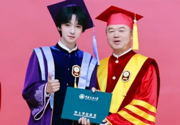 He Junlin Rayakan Kelulusan dari Universitas Komunikasi Tiongkok