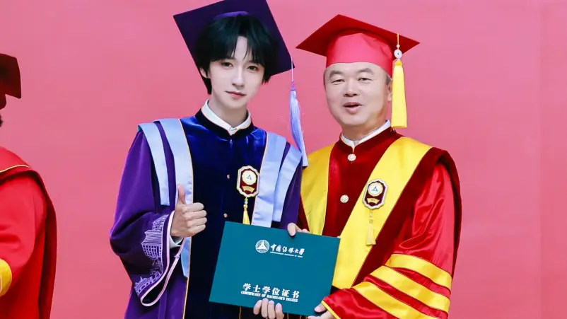 He Junlin Rayakan Kelulusan dari Universitas Komunikasi Tiongkok - He Junlin Rayakan Kelulusan dari Universitas Komunikasi Tiongkok He Junlin Rayakan Kelulusan dari Universitas Komunikasi Tiongkok
