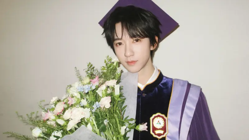 He Junlin Rayakan Ulang Tahun ke-22 dengan Wisuda Penuh Prestasi