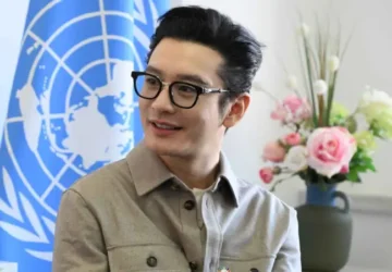 Huang Xiaoming Resmi Lolos Program Doktor Akademi Teater Shanghai