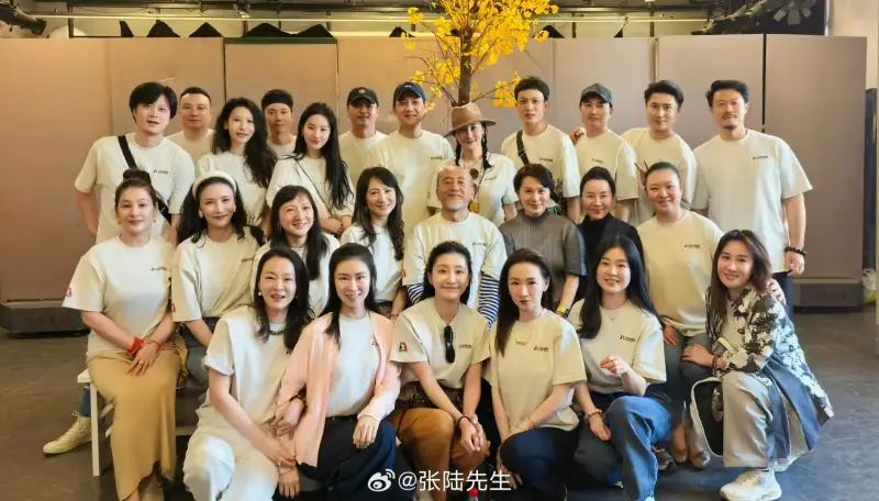 Liu Yifei Hadiri Reuni 20 Tahun Beijing Film Academy - Liu Yifei Hadiri Reuni 20 Tahun Beijing Film Academy, Penampilan Sederhananya Jadi Sorotan Liu Yifei Hadiri Reuni 20 Tahun Beijing Film Academy