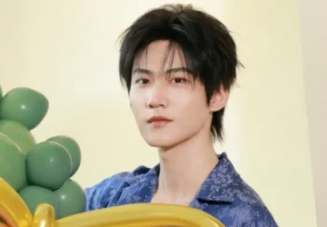 Zhou Keyu Ungkap Perjalanan dari Idol ke Aktor Bagikan Pesan Inspiratif untuk Anak Muda - Zhou Keyu Reflects on His Transition from Idol to Actor Zhou Keyu Reflects on His Transition from Idol to Actor